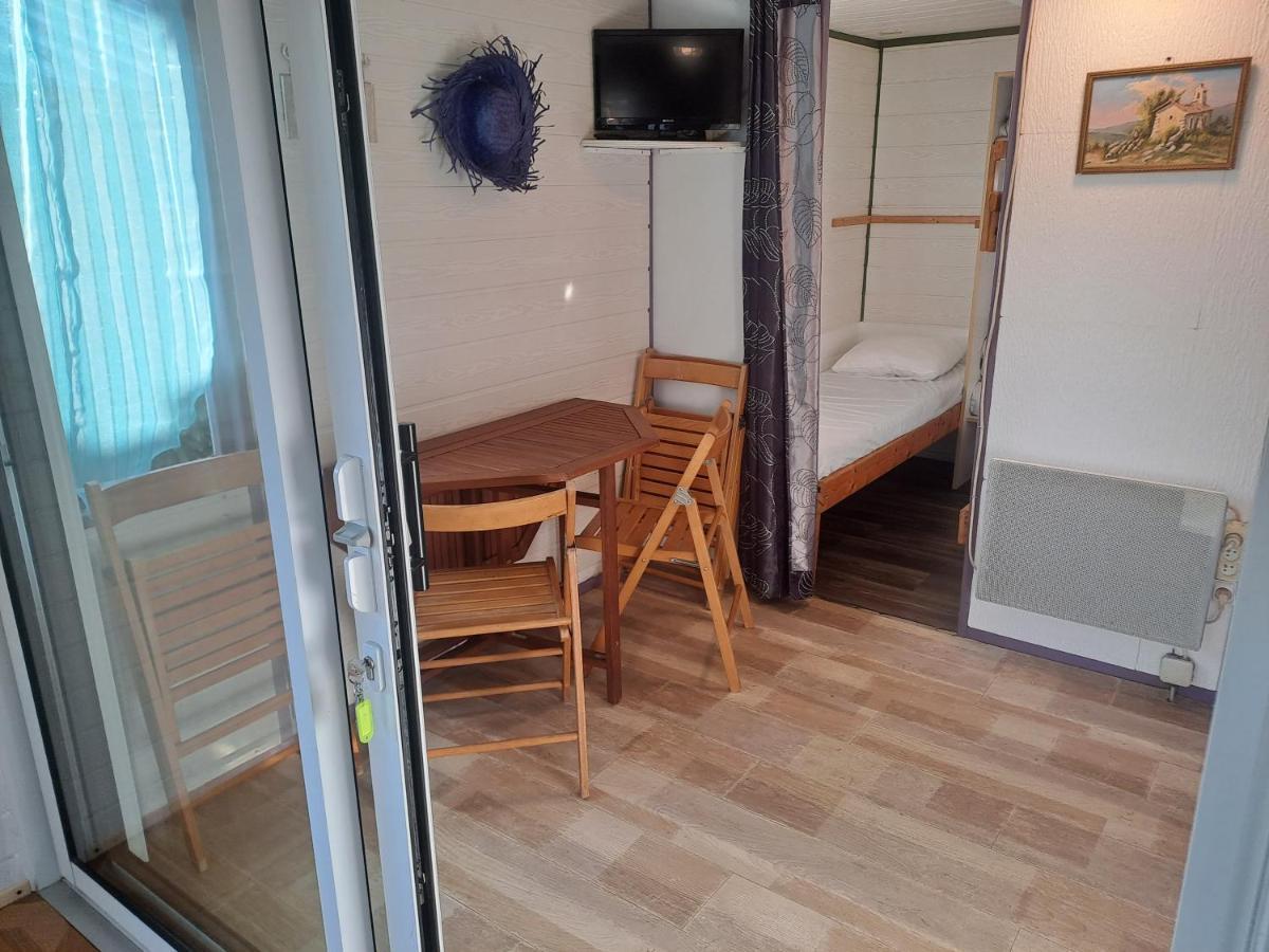 Chalet Pour 5 Personnes Equipe Sur Emplacement Privatif Dans Camping 4 Etoiles Appartenant Et Gere Par Un Particulier Hotel Foix Exterior photo