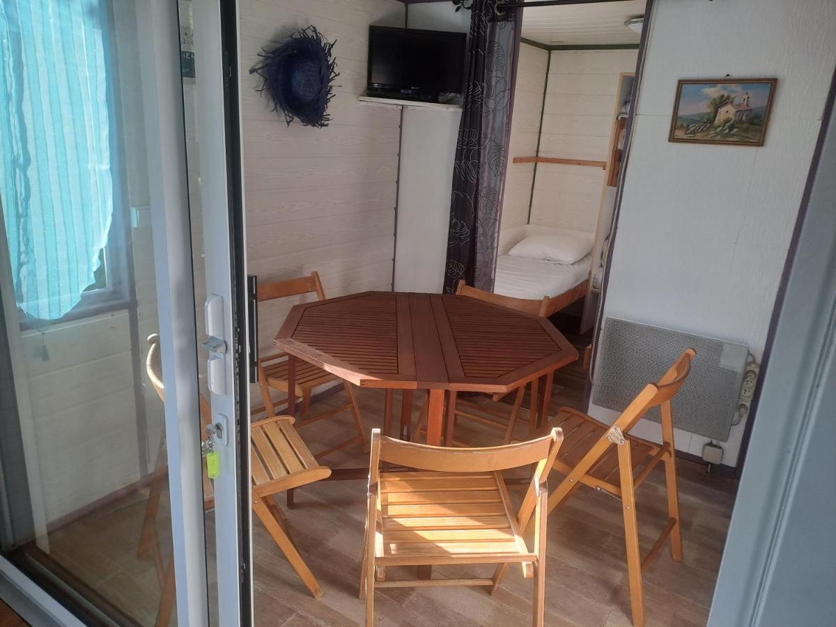 Chalet Pour 5 Personnes Equipe Sur Emplacement Privatif Dans Camping 4 Etoiles Appartenant Et Gere Par Un Particulier Hotel Foix Exterior photo